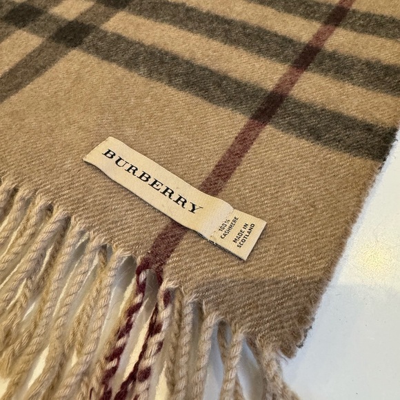 Burberry scarves authentic - Picture 7 of 11